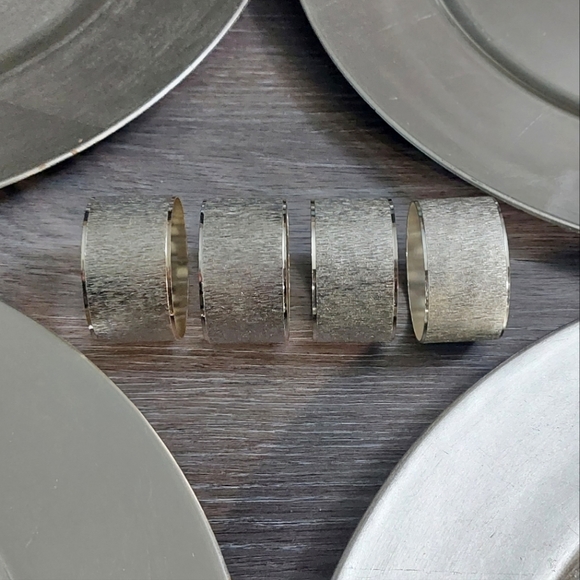 Set/4 Silver Chager Plates & Co-ordinating Napkin Rings - Picture 2 of 2